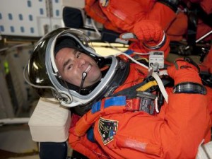 Specialista mise STS-134 Greg Chamitoff v raketoplánu Endeavour při nácviku odpočítávání ke startu, který zahrnoval i simulaci posledního dne před startem.